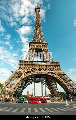 Eiffelturm (La Tour Eiffel) In Paris über wolkenblauem Himmel Stockfoto