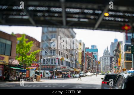 Der Blick auf Chinatown unter der Manhattan Bridge in New York City. Stockfoto