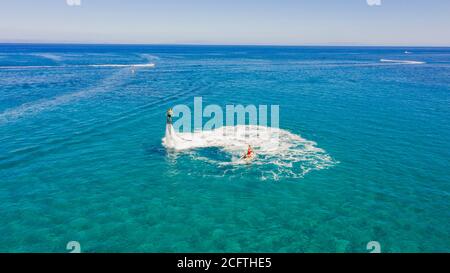 Fly Boarding und Reiten im Meer an einem sonnigen Sommertag, Zakynthos, Griechenland Stockfoto