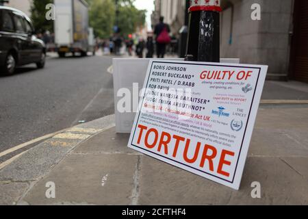 Protestplakette vor dem Old Bailey Strafgericht, Auslieferungsverhandlung für Julian Assange, London, 7. September 2020 Stockfoto