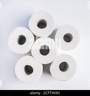 Rollen Toilettenpapier auf weißem Hintergrund. Panikkauf von lebenswichtigen Gütern. Die Coronavirus-Epidemie in der Welt. Stockfoto