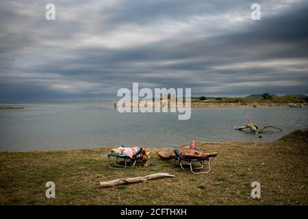 Sant Pere Pescador, Provinz Girona, Spanien. 6. Sep, 2020 - EIN Paar entspannen sich am Fluvia Flussufer in Sant Pere Pescador, Nordspanien, am Ende der Sommerferien. Quelle: Jordi Boixareu/Alamy Live News Stockfoto