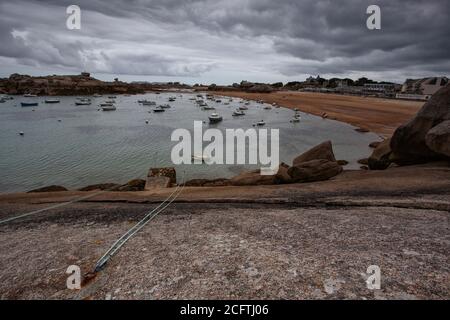 Sommer Landschaft in der Bretagne Frankreich mit dem Ozean und verschiedene Arten von Booten auf dem Wasser und günstig auf Stockfoto