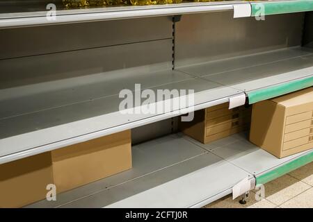 Leere Regale im Supermarkt. Mangel an lebenswichtigen Gütern, Quarantäne durch Coronavirus. Stockfoto