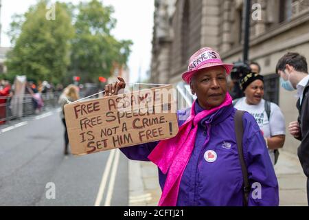 Protestler mit Plakat vor dem Strafgericht von Old Bailey, Auslieferungsverhandlung für Julian Assange, London, 7. September 2020 Stockfoto