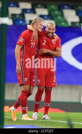 Belfast, County Antrim, Nordirland. September 2020. 7. September 2020; Windsor Park, Belfast, County Antrim, Nordirland; EUFA Nations League, Gruppe B, Nordirland gegen Norwegen; Erling Braut Haaland aus Norwegen feiert sein Ziel mit seinem Teamkollegen Haitam Aleesami Credit: Action Plus Sports Images/Alamy Live News Stockfoto