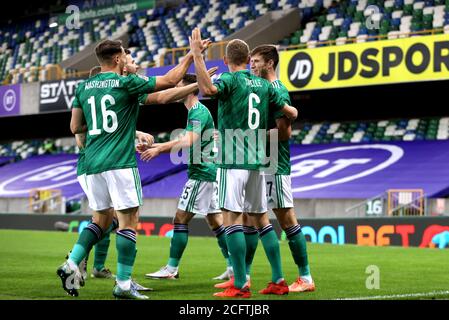 Paddy McNair aus Nordirland (rechts) feiert das erste Tor seiner Mannschaft mit seinen Teamkollegen während des UEFA Nations League-Spiels der Gruppe 1, Liga B im Windsor Park, Belfast. Stockfoto