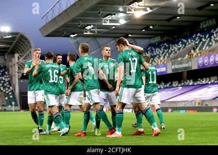 Paddy McNair aus Nordirland (zweiter rechts) feiert das erste Tor seiner Mannschaft im Spiel mit seinen Teamkollegen während des UEFA Nations League-Spiels der Gruppe 1, Liga B im Windsor Park, Belfast. Stockfoto