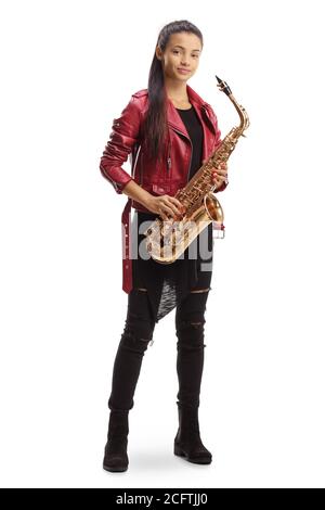 Ganzkörperportrait einer Saxophonistin in Rot Leder hält ein Saxophon isoliert auf weißem Hintergrund Stockfoto