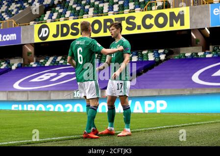 Paddy McNair aus Nordirland (rechts) feiert das erste Tor seiner Mannschaft mit Teamkollege George Saville während des UEFA Nations League-Spiels der Gruppe 1, Liga B im Windsor Park, Belfast. Stockfoto