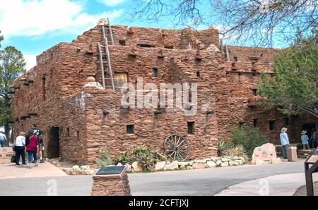 Hopi House im Grand Canyon mit Menschen Stockfoto