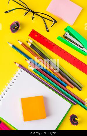 Zurück zur Schule Konzept. Flaches Büromaterial auf gelbem Hintergrund. Für Text platzieren. Stockfoto