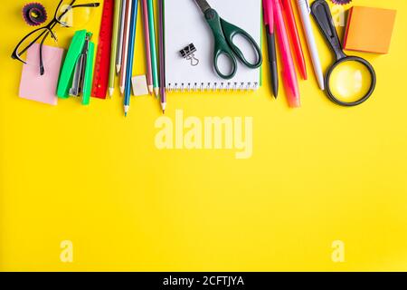 Set von Schulbedarf auf einem gelben Hintergrund. Für Text platzieren. Stockfoto
