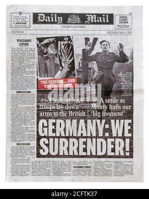 Die Titelseite der Daily Mail vom 5. Mai 1945 mit der Überschrift Deutschland: Wir geben auf Stockfoto