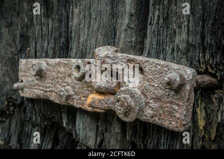 Alte Holztür mit rostigen Scharnier Stockfoto