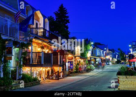 Rue ST Jean Baptiste in Baie-St-Paul, Charlevoix, Quebec, Kanada bei Nacht Stockfoto