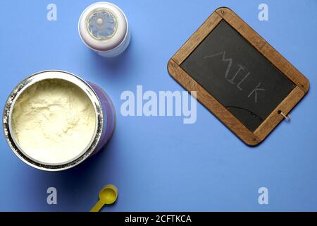 Draufsicht auf Milchpulver neben einer Tafel mit Das Wort Milch in Kreide geschrieben flach legen flache Design Stockfoto