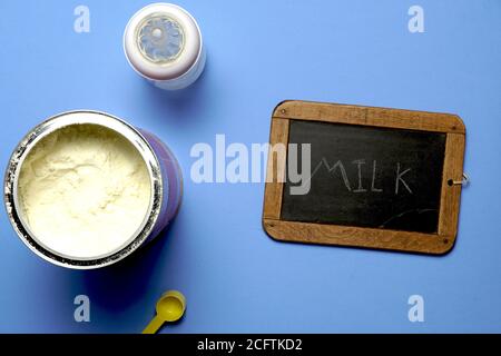 Draufsicht auf Milchpulver neben einer Tafel mit Das Wort Milch in Kreide geschrieben flach legen flache Design Stockfoto