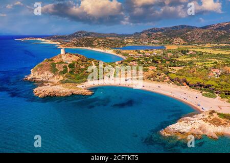 Torre di Chia Blick von fliegender Drohne. Acropoli di Bithia mit Turm Torre di Chia im Hintergrund. Luftaufnahme der Insel Sardinien, Italien, Europa. Panora Stockfoto