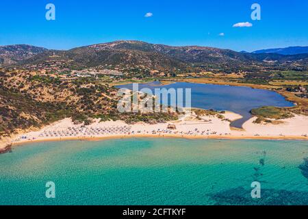 Panorama der wunderschönen Strände von Chia, Sardinien, Italien. Blick auf die wunderschöne Bucht von Chia und die wunderschönen Strände, Insel Sardinien, Italien. Wunderschönes Meer und Stockfoto