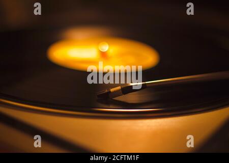 B&O Turntable in einem Beocenter aus den 70er Jahren Stockfoto