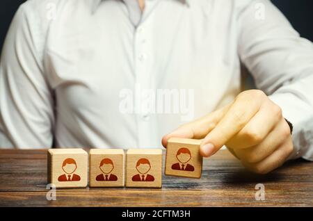 Geschäftsleiter, der ein Team zusammenführt. Teamerstellung für ein neues Projekt. Führung. Einstellung und Einstellung von Arbeitnehmern. Bildung einer effektiven Arbeitsgruppe. H Stockfoto