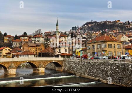 Lateinische Brücke über den Fluss Miljacka in Sarajevo Stockfoto