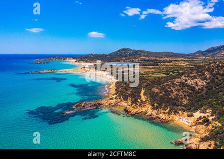 Panorama der wunderschönen Strände von Chia, Sardinien, Italien. Blick auf die wunderschöne Bucht von Chia und die wunderschönen Strände, Insel Sardinien, Italien. Wunderschönes Meer und Stockfoto