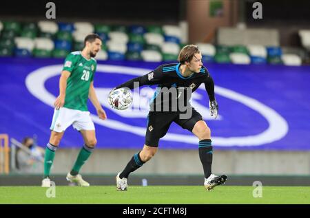 Belfast, County Antrim, Nordirland. September 2020. 7. September 2020; Windsor Park, Belfast, County Antrim, Nordirland; EUFA Nations League, Gruppe B, Nordirland gegen Norwegen; Torwart Bailey Peacock-Farrell von Nordirland bringt den Ball wieder ins Spiel Kredit: Action Plus Sports Images/Alamy Live News Stockfoto