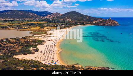 Panorama der wunderschönen Strände von Chia, Sardinien, Italien. Blick auf die wunderschöne Bucht von Chia und die wunderschönen Strände, Insel Sardinien, Italien. Wunderschönes Meer und Stockfoto