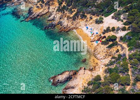 Wunderschöner Strand von Cala Cipolla in der Bucht von Chia, Sardinien, Italien. Blick auf den schönen Strand von Cala Cipolla, Insel Sardinien, Italien. Wunderschönes Meer und Strand Stockfoto