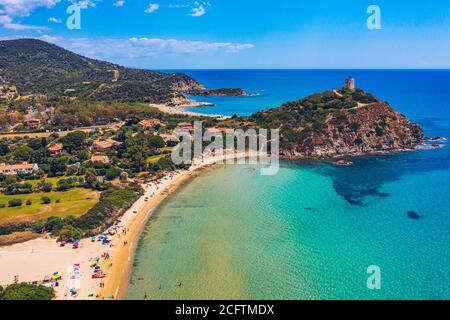 Torre di Chia Blick von fliegender Drohne. Acropoli di Bithia mit Turm Torre di Chia im Hintergrund. Luftaufnahme der Insel Sardinien, Italien, Europa. Panora Stockfoto