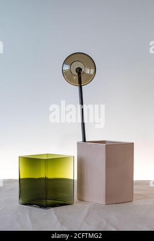 Unvollkommenheiten, Glas- und Keramikvase von Ronan & Erwan Bouroullec in der Iittala Design Lab Gallery oder im Design Center in Helsinki, Finnland Stockfoto