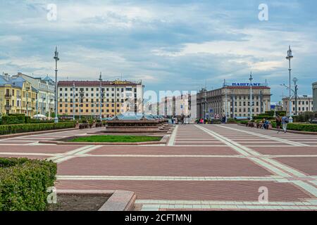 Minsk, Weißrussland - 29. April 2017: Prospekt Nezavisimosti - Independence Avenue in Minsk. Blick auf das Hotel Minsk und die Hauptpost Stockfoto