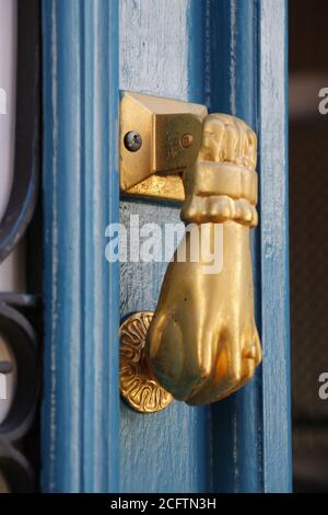 goldener Türgriff auf blauem Holztürhintergrund Stockfoto