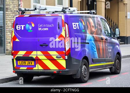Seiten- und Rückansicht Ford Transit van betrieben von BT Mit Logo & bunte Menschen Grafik in Kontakt treten Website Adresse geparkt in East London England UK Stockfoto