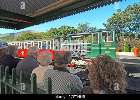 Snowdon Bergbahn Endstation Rückansicht der Passagiere warten Auf Plattform nächsten Zug zum Gipfel Llanberis Gwynedd Snowdonia North Wales Großbritannien Stockfoto