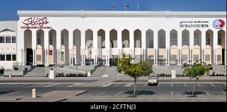 Dubai leerer Parkplatz am Samstag bei Law Courts & Regierung Büros Gebäude Architektur zweisprachige Zeichen & Logo Vereinigte Arabische Emirates VAE Naher Osten Stockfoto