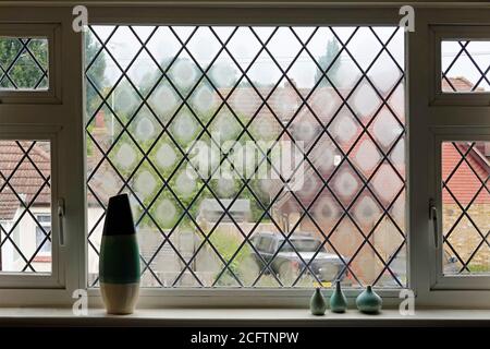 Defekte Dichtung an Doppelverglasung und durchgebrannt Kondensationsnebel zwischen Glas imitiert die Form eines bleihaltigen leichten Diamanten Shapes England GB Stockfoto