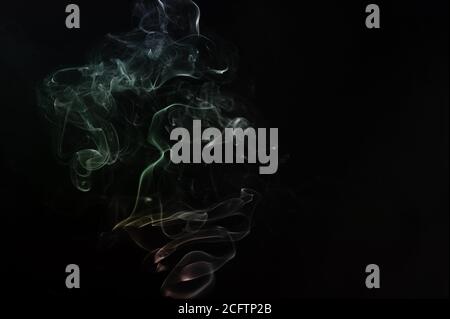 Schöne bunte Rauch abstrakt auf schwarzem Hintergrund. Hintergrund aus dem Rauch von Vape Stockfoto