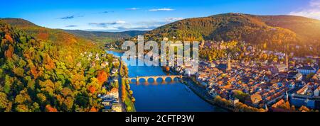 Heidelberger Skyline Luftaufnahme von oben. Heidelberger Skyline Luftaufnahme der Altstadt Fluss und Brücke, Deutschland. Luftaufnahme von Heidelberg, Deutschland Ol Stockfoto