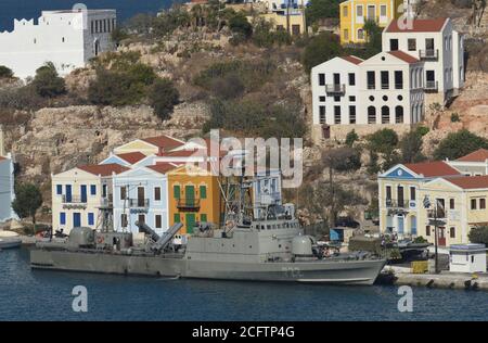 *** STRENG KEINE VERKÄUFE AN FRANZÖSISCHE MEDIEN ODER VERLAGE - RECHTE VORBEHALTEN ***07. September 2020 - Kastellorizo, Griechenland: Ein griechisches Kriegsschiff legt im Hafen von Kastellorizo an, mit der Küste der Türkei weit im Hintergrund sichtbar. Die Spannungen zwischen Griechenland und der Türkei eskalierten über diese 12 Quadratkilometer große Insel, die vor der türkischen Küste liegt und der entfernteste griechische Vorposten im östlichen Mittelmeer ist. Die kleine Insel ist für die Energieansprüche beider Länder im östlichen Mittelmeer von entscheidender Bedeutung. Stockfoto