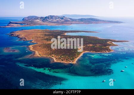 Ansicht von oben, beeindruckende Luftaufnahme der Isola Piana Island und die Insel Asinara durch einen schönen türkisklares Wasser gebadet. Stintino, Sardinien Stockfoto