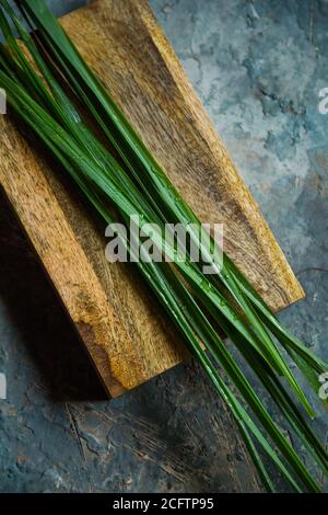 Frisches Zitronengras oder Zitronengras auf rustikalem Holzbrett. Kraut für eine gesunde Ernährung verwendet. Stockfoto
