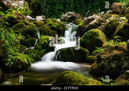 Schöner Wasserfall, die Quelle des Flusses Solotusa auf dem Berg Tara in Serbien. Klare Wasserfälle und schöne Steine mit grünem Moos bedeckt Stockfoto