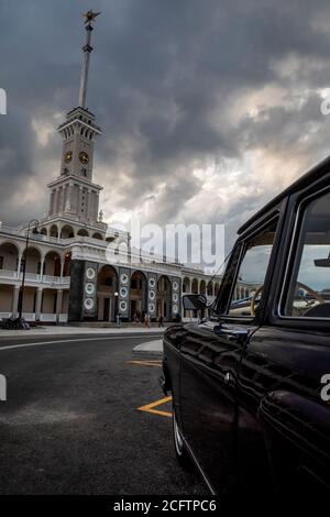 Moskau, Russland. 7. September 2020 Blick auf ein Retro-Auto "Wolga" GAZ-21 im Hintergrund des North River Terminal nach Renovierung in Moskau, Russland eröffnet Stockfoto