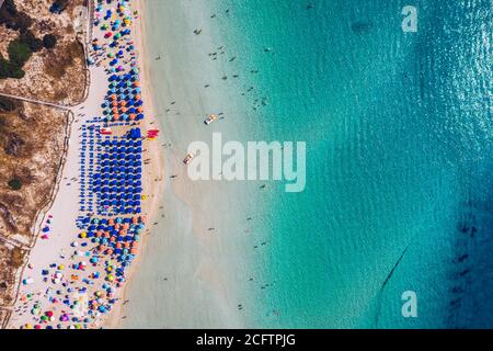 Atemberaubende Luftaufnahme von Pelosa Beach (Spiaggia della Pelosa). Stintino, Sardinien, Italien. Strand La Pelosa, Sardinien, Italien. La Pelosa Strand, wahrscheinlich nicht Stockfoto