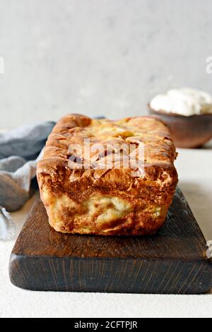 Pfannkuchen, Kuchen mit Fleisch und Pilze auf einem grauen Hintergrund. Pfannkuchen, Kuchen in der Form von Brot. Slawische Küche. Pfannkuchen, Kuchen mit Fleisch und Pilze auf einem Stockfoto