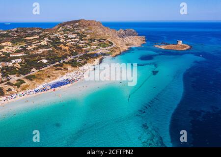 Atemberaubende Luftaufnahme von Pelosa Beach (Spiaggia della Pelosa). Stintino, Sardinien, Italien. Strand La Pelosa, Sardinien, Italien. La Pelosa Strand, wahrscheinlich nicht Stockfoto