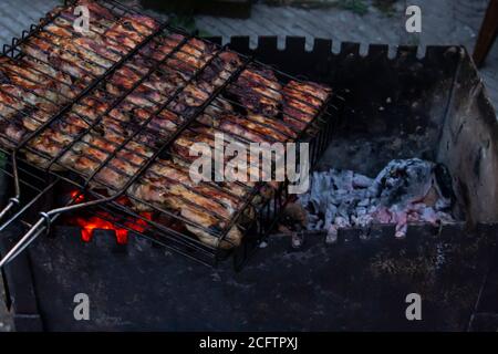 Leckere und frische saftige Fleischstücke auf einem Grill. Fleischspieße, die in einem Grill gegrillt werden Stockfoto